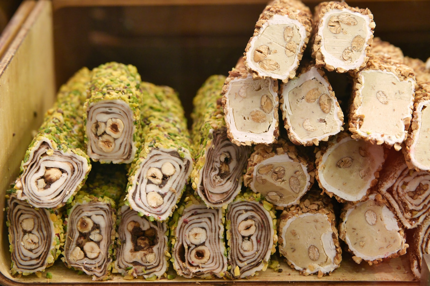 Kotak Turkish delight dengan pistachio